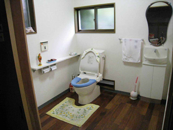 ゆったりとした空間に設置された洋式トイレ