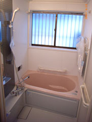 浴室はピンク色をベースにした、暖かみのあるユニットバスに。