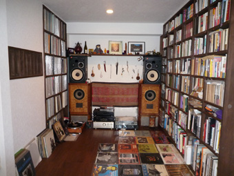 造作棚で大量のレコード・本を収納。ダークブラウンのオイルフィニッシュ仕上げ。