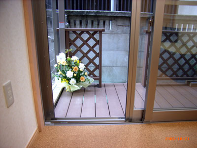 寝室から続くウッドデッキには、洗濯物も干すことができます。