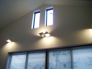天井を高くし、明かり取りのための窓を設置。