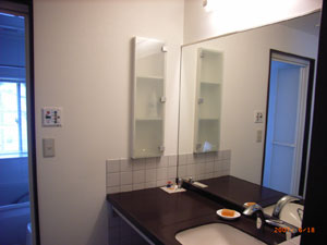 大きな鏡が設置された2階洗面所