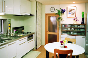 食器棚は以前使っていたキッチンの収納部分を再利用してつくりました。 
