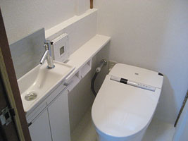 コンパクトなタンクレストイレなら、従来の便器に比べ余裕の動作空間を確保できます。