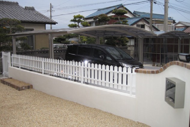 住宅側から見た様子です。白いフェンスでシンプルに。