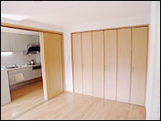 部屋全体に合わせて建具は木目を採用。6枚折り戸にして、開口部の有効活用を考慮
