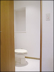 トイレの床・天井・壁を白に統一して、清潔感を演出しました