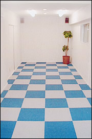 青と白のタイルカーペット
