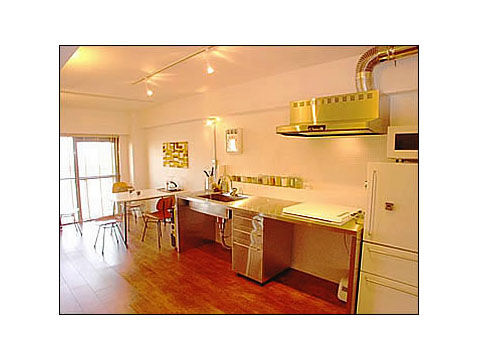 ステンのキッチンと正面のモザイクタイルは相性バッチリです。