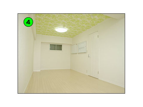 壁・床・建具を白にし、天井を緑の葉柄にしてアクセントをつけました。