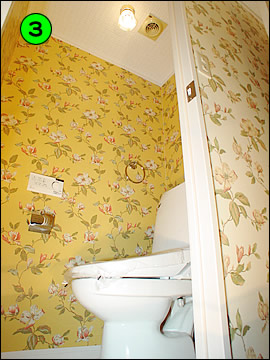 洗面所と色違いの花柄のクロス トイレのリフォーム事例 大阪市北区 リフォームo Uccino