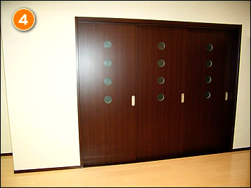 部屋の仕切戸は丸い小窓がアクセントに