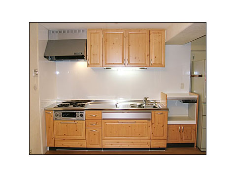 キッチンの収納も引出タイプに替え、収納スペースを最大限に使える様に致しました。