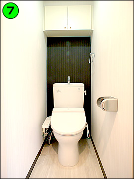 トイレは白を基調としたシンプルなデザイン
