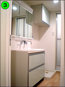 洗面台はミカドの最新モデル「Bell Cube 3面鏡W900」を採用しました。