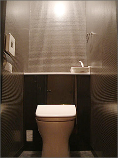 トイレのタンクを隠し、手洗いを便器から離すことで生活感を排除。