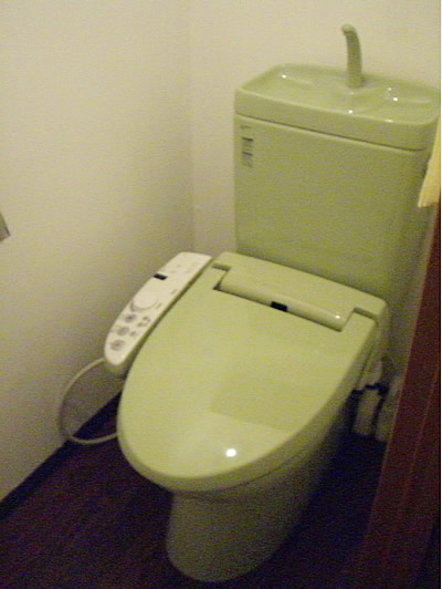 便器の向きを逆にし広さを確保