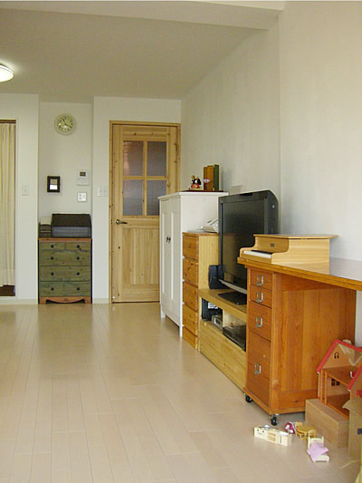 新リビング入口には既成の建具ではなく無垢の扉を付けました。