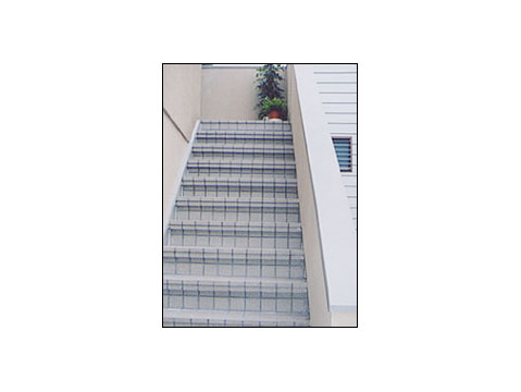 多数のバリエーションを持つ「イージーストーン」で建物などに合わせた物にしました。