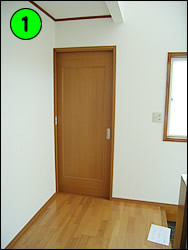 フラットタイプの敷居を採用した引き戸を多く入れました。