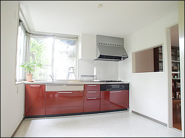 独立タイプの台所にSKをI型へ変更する事で洗濯機などを置き台所兼食事室へ。