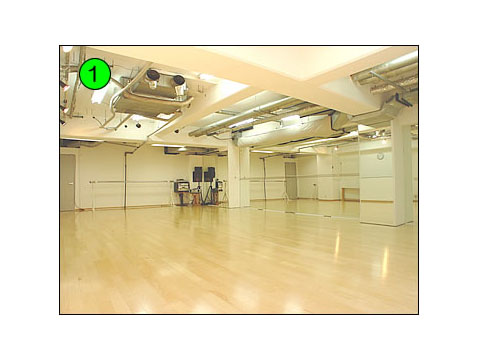 コンクリートの梁と天井を、真っ白な防カビ塗装で仕上げました。