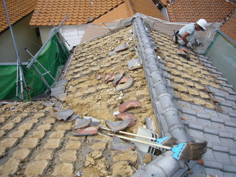 既存瓦・土撤去を行なっております。