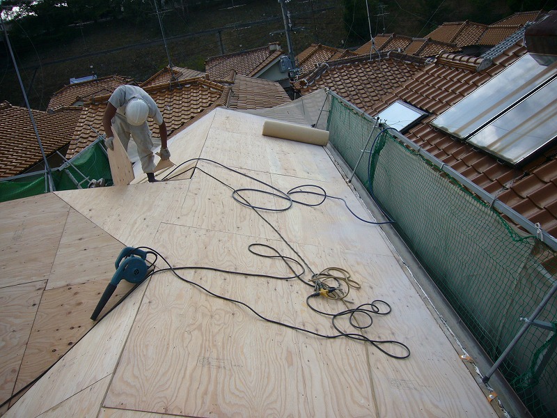 下地となるコンパネの施工を行なっております。