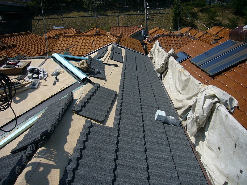 防水シートを施工し、その上に屋根材を葺いていきます。