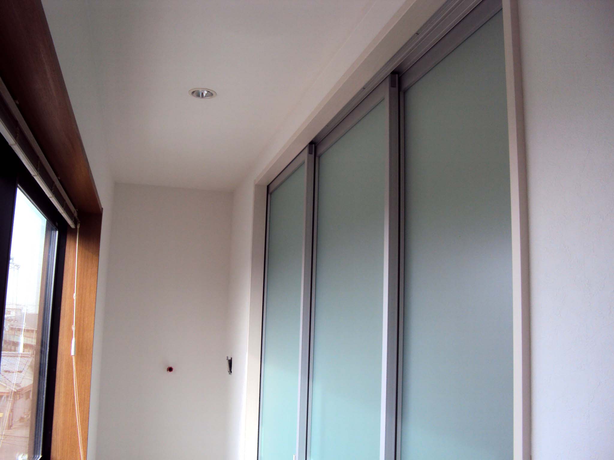 うっすらブルー帯びた間仕切りが光が差し込むととてもキレイです