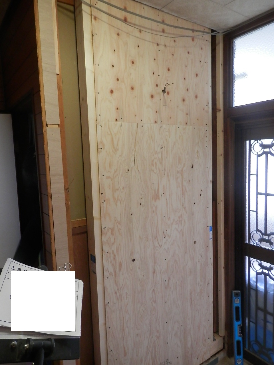 施工中の写真です この上に壁紙を貼って仕上げます