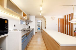 奥の部屋から既存のキッチンを移動、白のタイルを合わせ爽やかなイメージに。