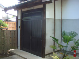 元々の木製建具を、気密性・断熱性に優れたアルミ製の玄関扉に変更。
