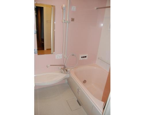 バスルームは壁と床のピンクの優しい色合い