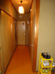 生活感が出る狭かった玄関と廊下。