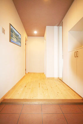 親世帯とは別のイメージで構成した玄関。