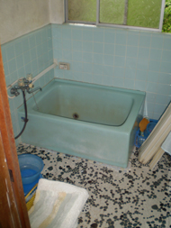 タイル張りで全体的に古さを感じていました。