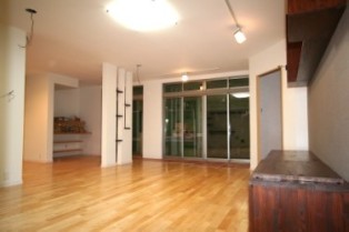 フローリングにテラコッタタイルでアクセントを。