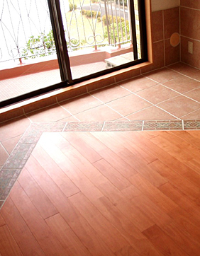 テラスに出る際も嬉しいタイル加工の床がアクセントに。