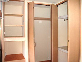 掛けたり置いたり自由に収納できるクローゼットに。