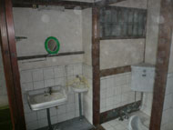 建材の劣化もあり、暗い印象の水回りでした。