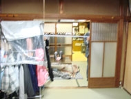 収納スペースが少なく、雑然としていました。