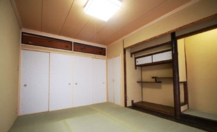 欄間は既存のものをそのまま使用し、雰囲気を引き立てます。