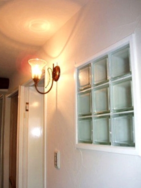 ガラスブロックを造作し、光が差し込む玄関に。　