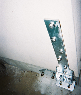 基礎と壁内の柱を金物でしっかり固定します。