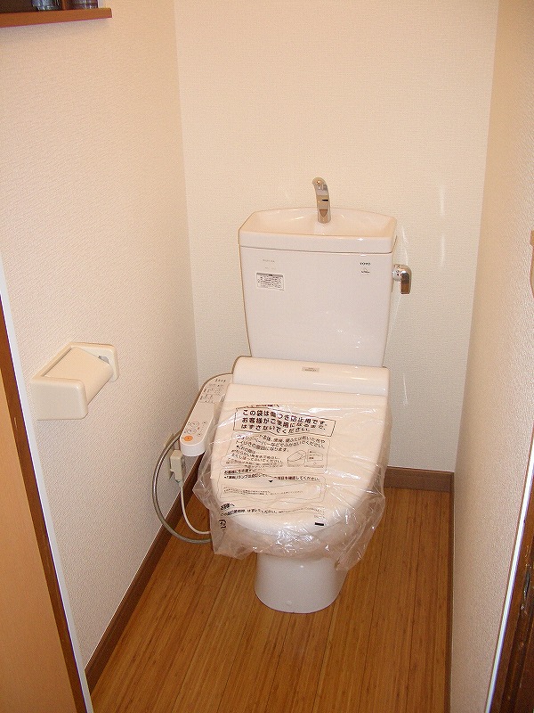 トイレ室は増築し、古い便器は取り替え、ウォシュレット付きにいたしました