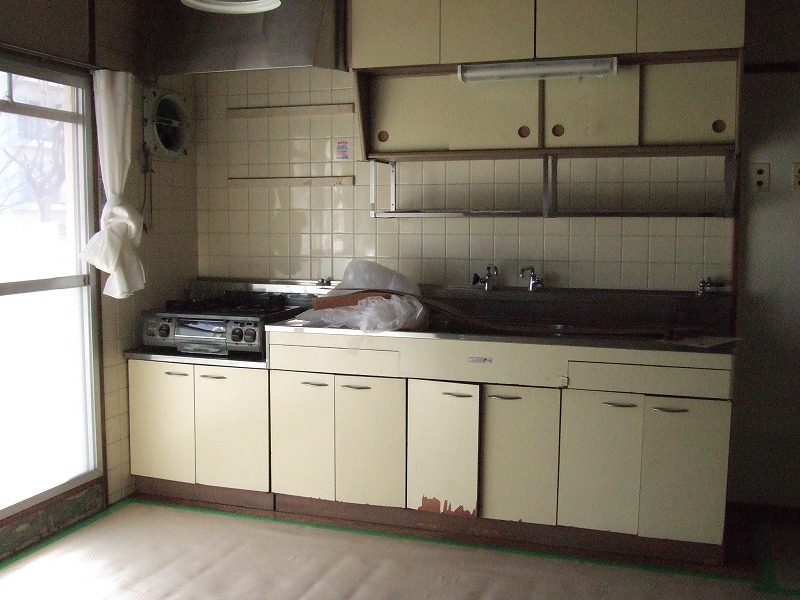 キッチンの棚面板や内装がかなり腐食していました。