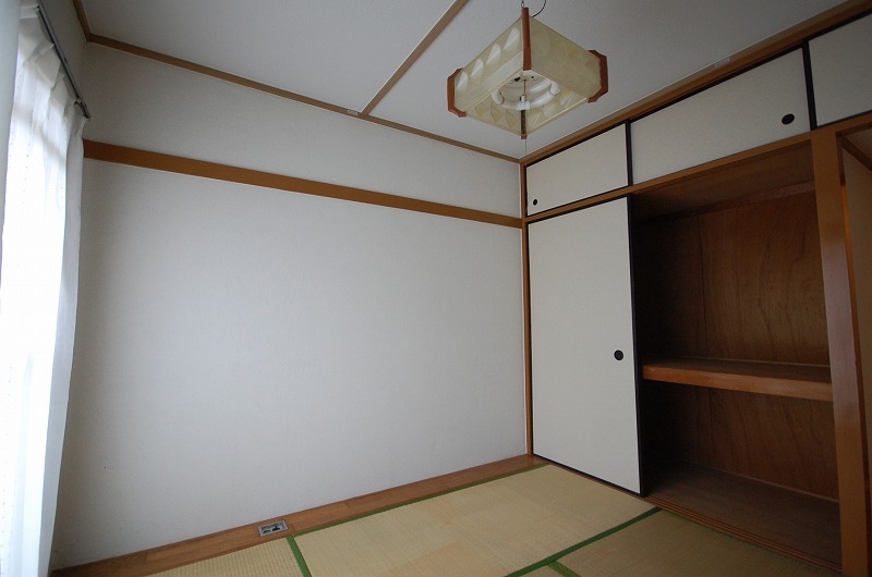 壁の白と畳の緑が美しい和室になりました。