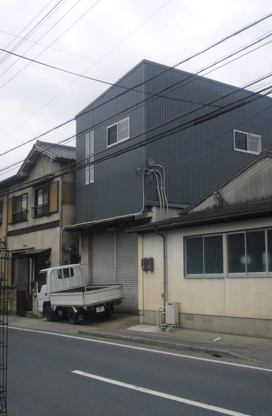 実は既存の屋根の上に床上げして増築の土台を組んでいます。