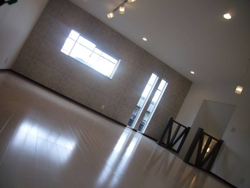 自然光が十分に取り入れられ、明るいです。